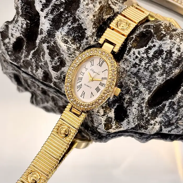 Montre élégante ovale pour femme avec lunette sertie de diamants et bracelet E-Design