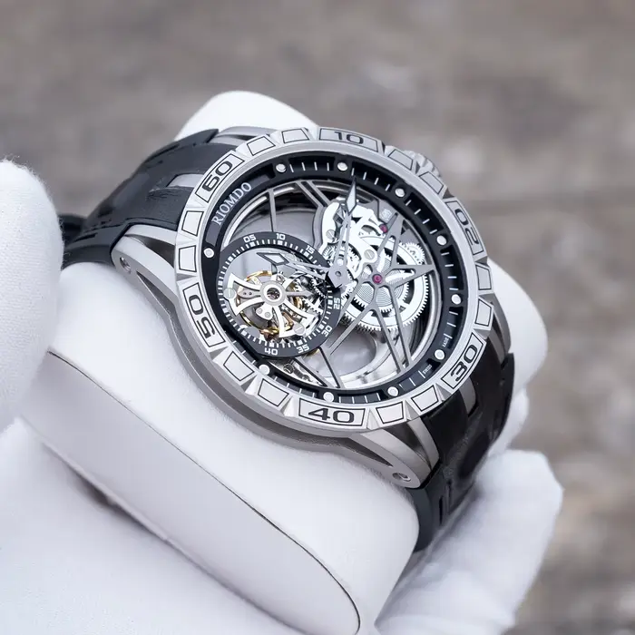 Montre militaire mécanique OBLVLO avec cadran argenté, aiguilles lumineuses, bracelet en silicone robuste et boucle ardillon pour homme occasions spéciales