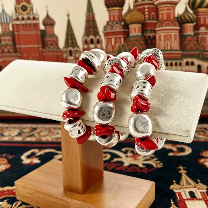 Ensemble de bracelets rouges et argentés vieillis