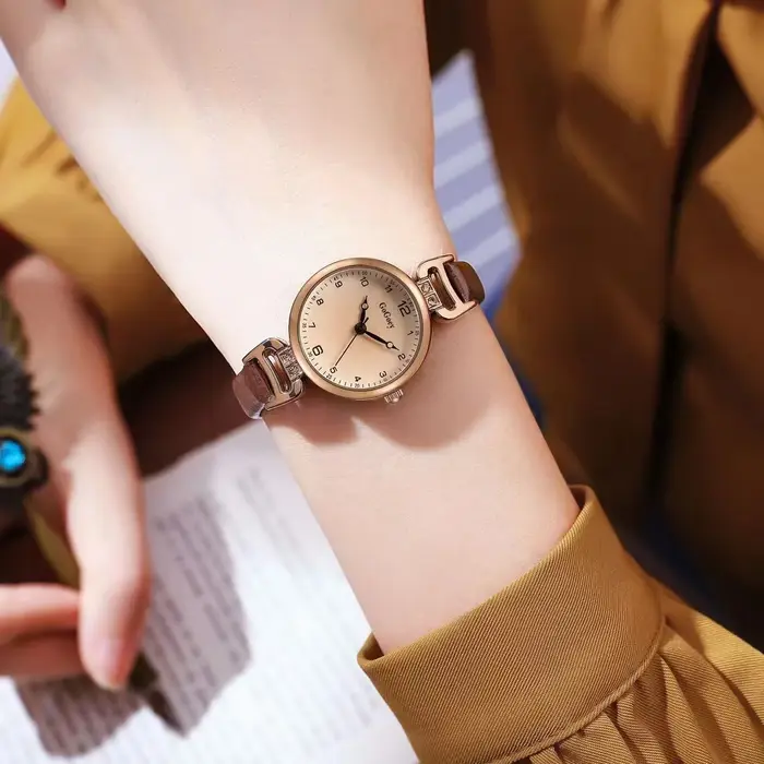 2025 montre à Quartz femmes en cuir PU bracelet mince montre-bracelet dames montres couleur unie mode