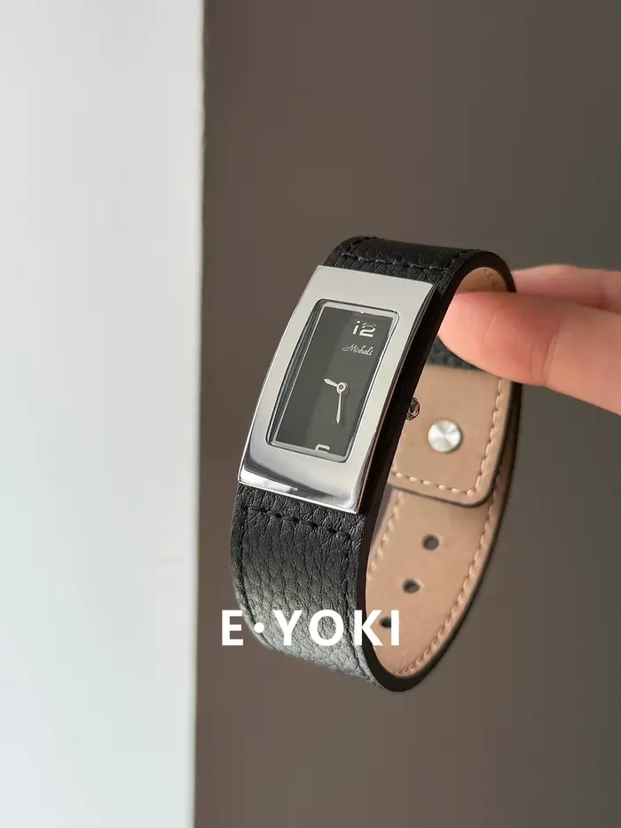 Petite montre carrée noire pour femmes