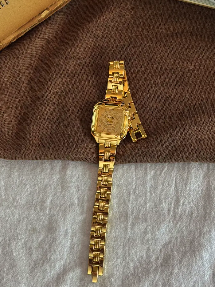 1 Nouvelle montre pour femme à cadran carré doré