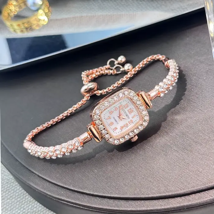 La nouvelle petite montre carrée pour femme comprend un bracelet en diamant à double rangée et des chiffres arabes