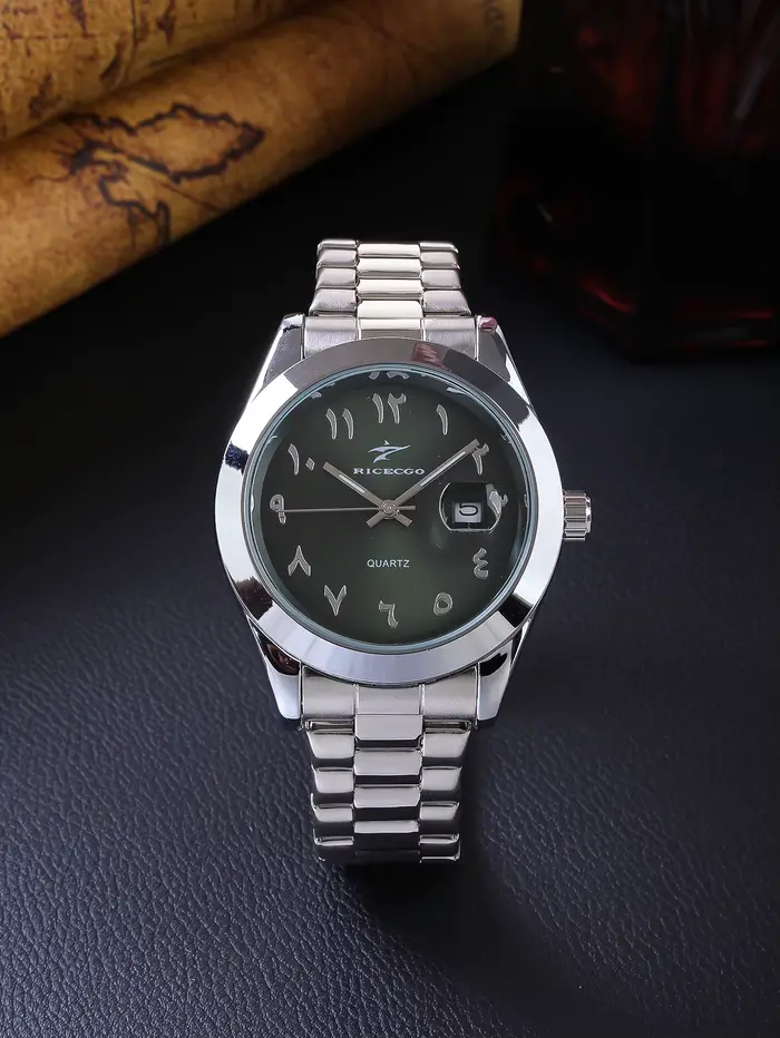 Une montre-bracelet à quartz avec un bracelet en acier inoxydable et un cadran personnalisé