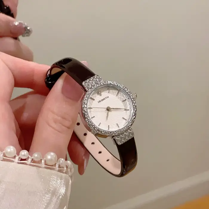 Montre KCALOE Femmes Bracelet Cuir Fin Cadran Rond Simple Quartz Occasions Spéciales