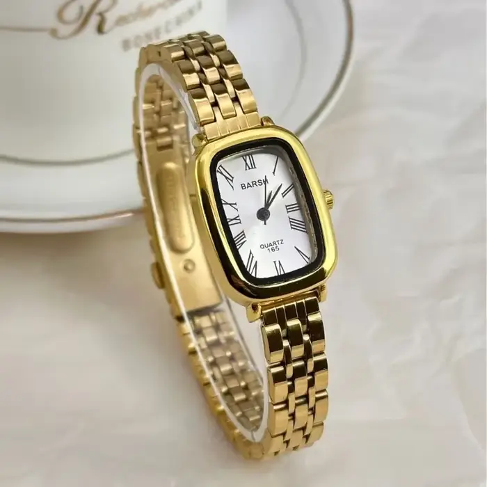 Montre en or avec ceinture en acier pour femme