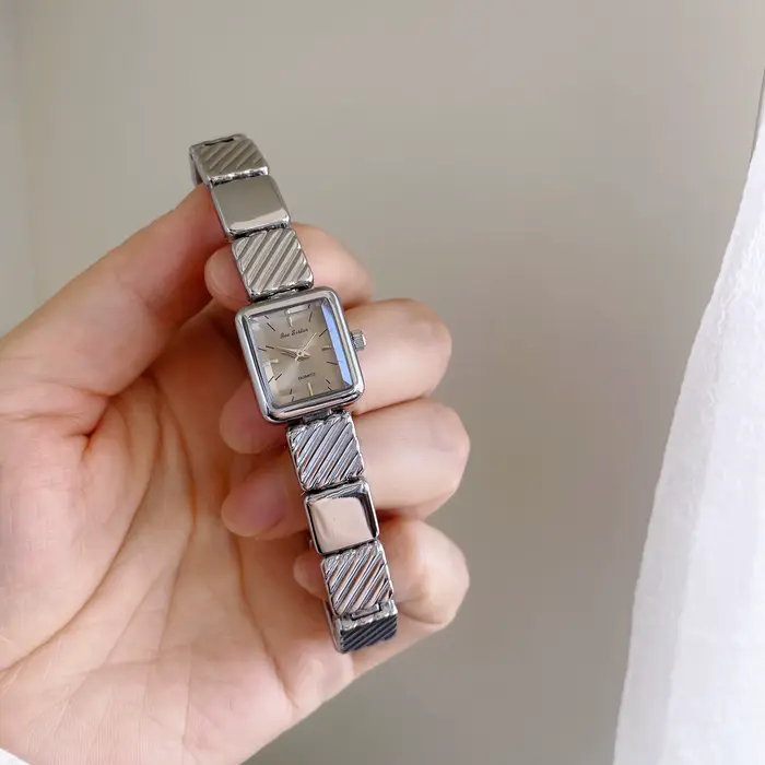 Montre rétro carrée en or pour femmes élégante avec bracelet carré de luxe quartz haute qualité cadeau pour femmes occasions spéciales