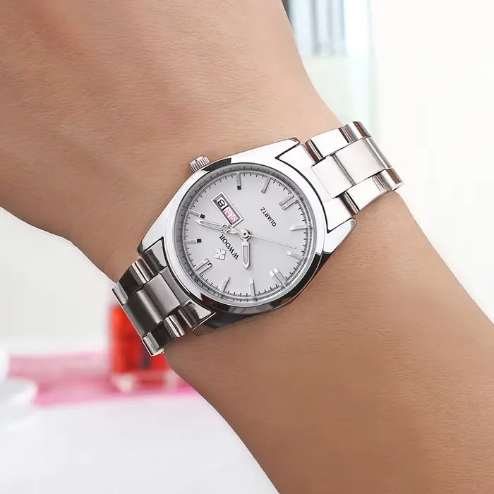 Montre à quartz étanche pour femme, date automatique, résistance à l'eau, bracelet en acier inoxydable, élégance et praticité pour toutes les occasions