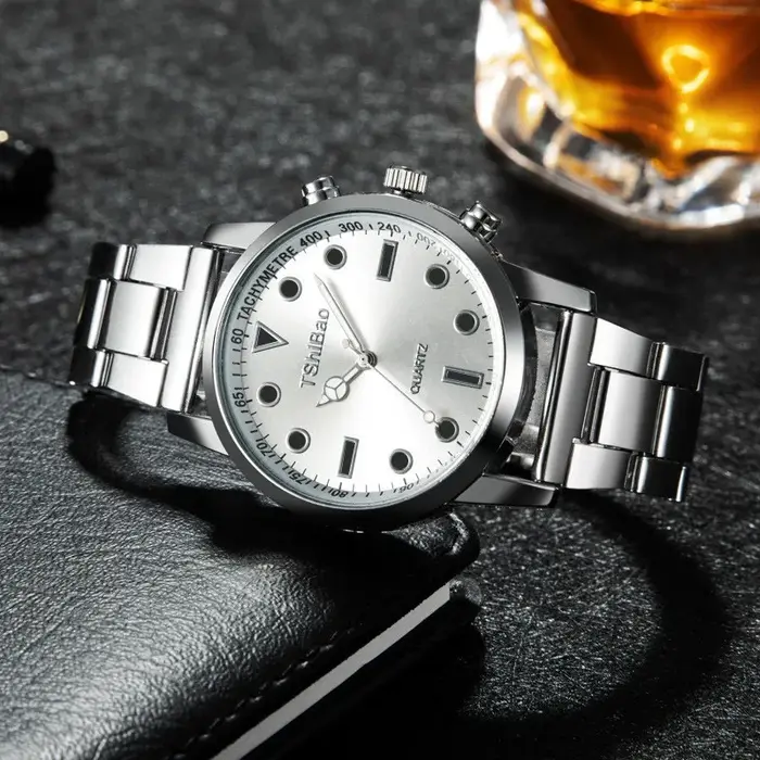 Montre pour hommes inhabituel Conceptual Crash fondant boîtier en forme de torsion montre-bracelet à Quartz homme homme rhombique vert horloge Reloj Hombre