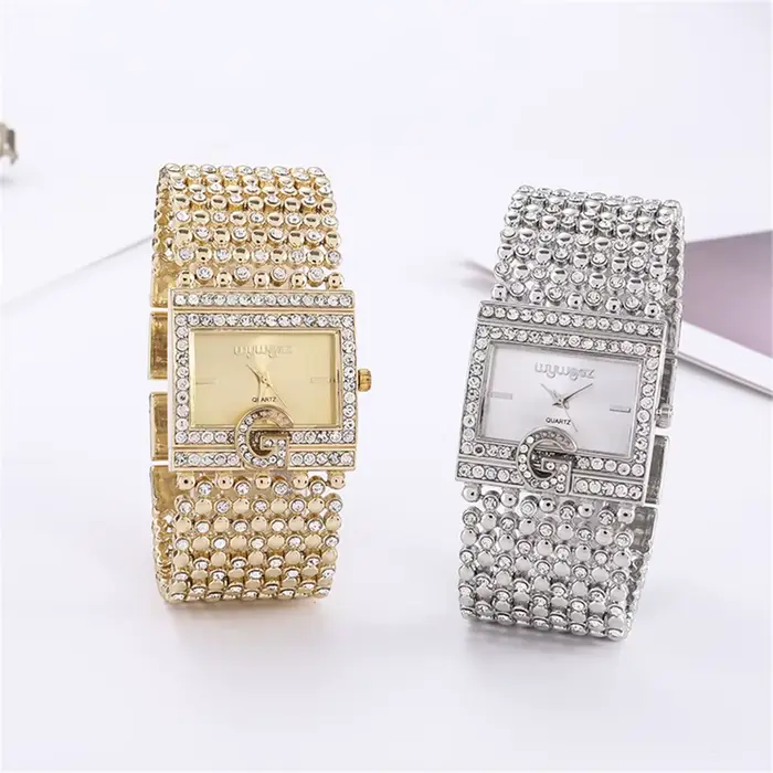 Montres carrées simples en or pour femmes
