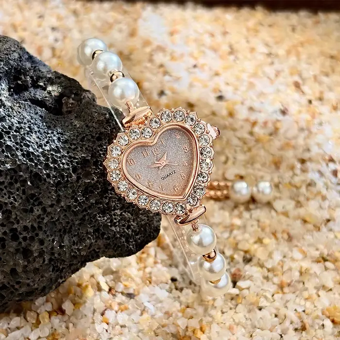 Montre élégante pour femme avec cadran en forme de cœur et bracelet en perles à cordon