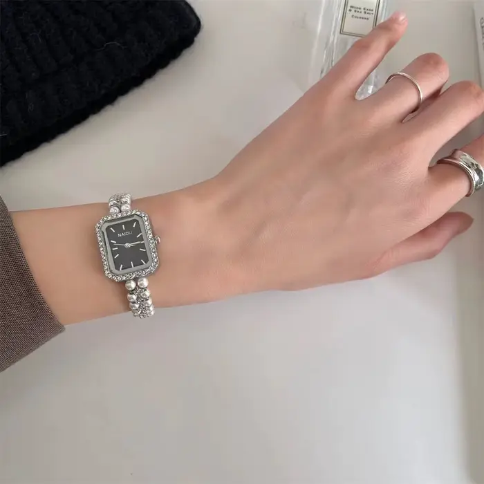 Montre-bracelet carrée pour femme avec mouvement quartz, design vintage et fonction chronomètre pour occasions spéciales et tenues casual