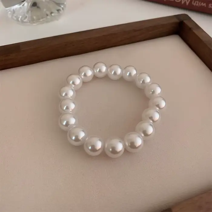 Bracelet en faux perles blanches élégant pour femmes occasions spéciales polyvalent et luxueux