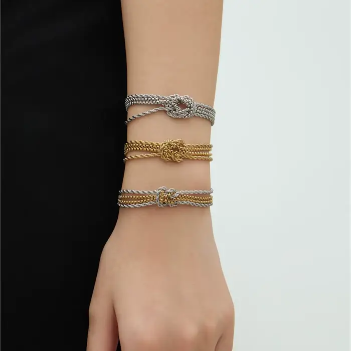 Bracelet en acier inoxydable plaqué or 18 carats avec nœud d'amour pour femmes élégant et personnalisé pour occasions spéciales