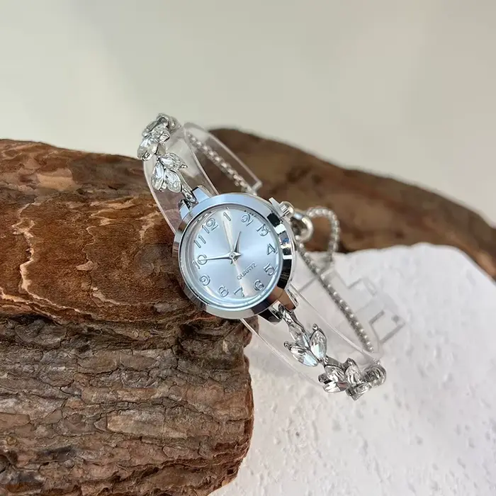 Montre à quartz élégante pour femmes avec bracelet en alliage, cadran classique et diamants incrustés pour femmes occasions spéciales