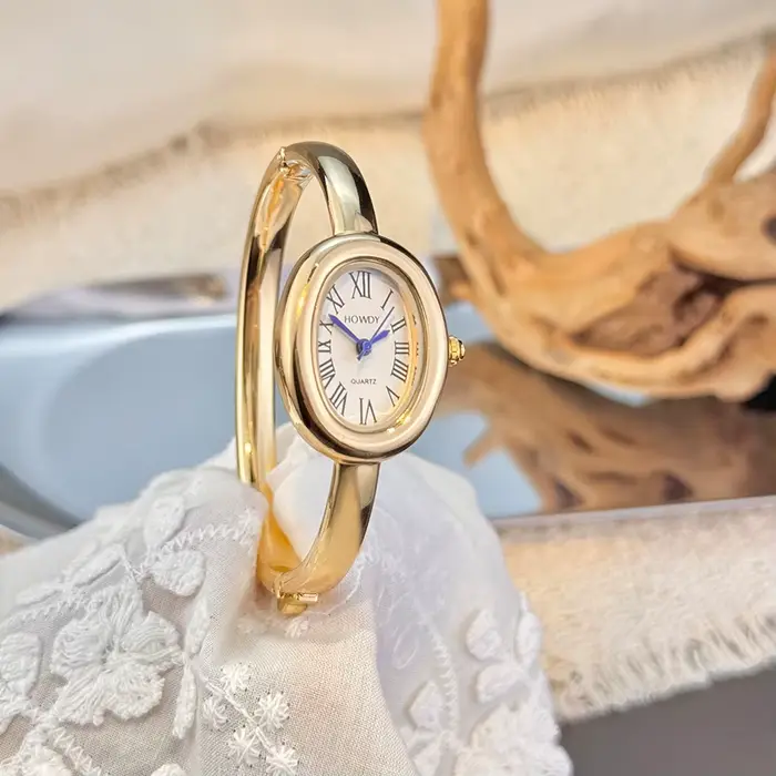 Nouveau style bracelet de baignoire petit cadran exquis et unique lumière luxe femmes haut de gamme chiffres romains montre à quartz ovale