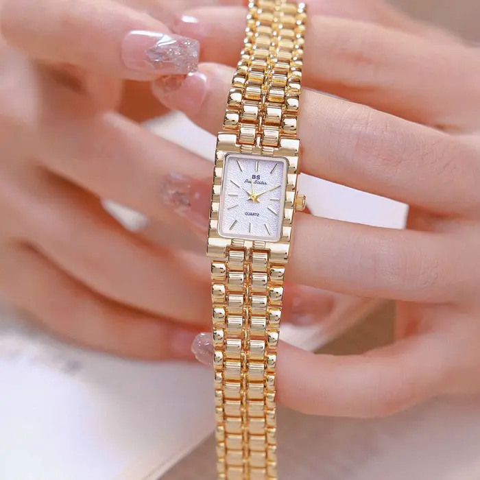 Montres classiques rectangulaires en or rétro pour femmes