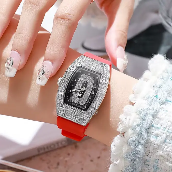 Nouvelles montres de luxe célèbres pour femme Tonneau cristal Silicone gelée montre à Quartz étudiants cadeaux Reloj