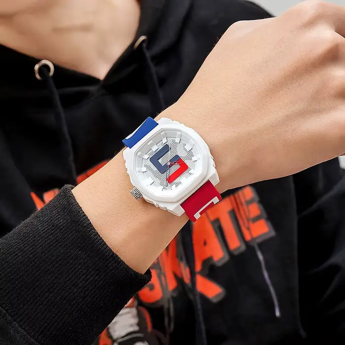 Nouvelle montre sport à quartz pour homme résistante aux chocs cadran bleu et blanc affichage de la date bracelet en caoutchouc pour tenues décontractées et cadeaux d'occasion