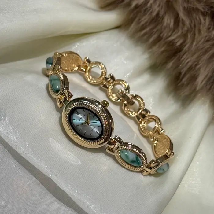 Montre à bracelet incrusté de pierres artificielles pour femmes