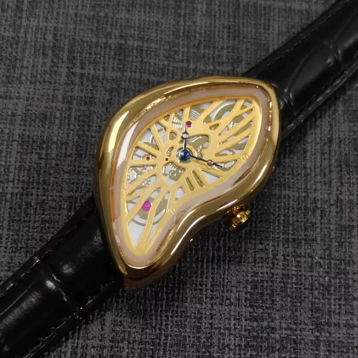 Nouvelle montre à quartz non conventionnelle avec cadran squelette et design torsadé : une montre de