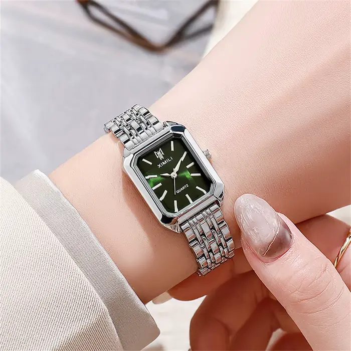 Montres à quartz de mode de luxe pour femmes Échelles simples Montres pour femmes plaquées or de hau