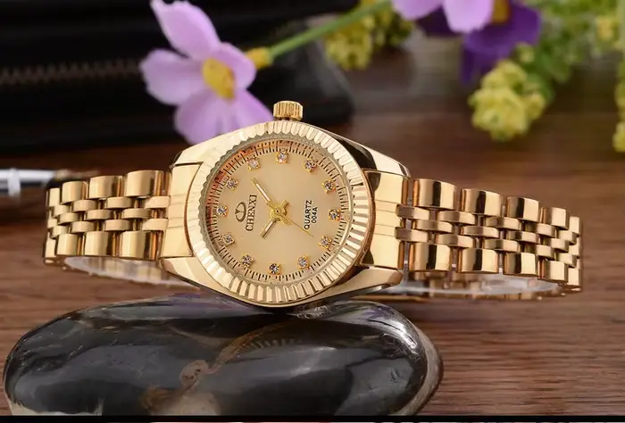 Montre CHENXI dorée en acier inoxydable pour femmes élégantes et résistantes à l'eau pour différentes occasions et styles