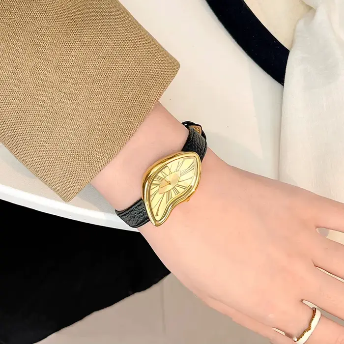 Montre rétro haute en couleurs avec cadran torsadé pour femmes résistante à l'eau et bracelet en cuir pour occasions spéciales