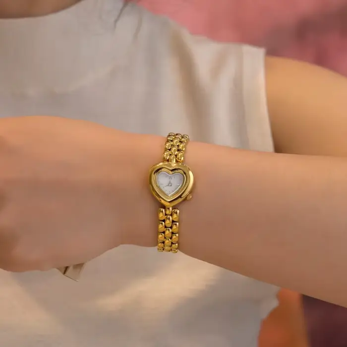 Montre Femme Luxe Or Cadran Cœur Mouvement Quartz Haute Qualité Occasions Spéciales