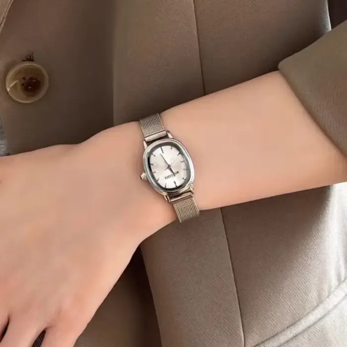 Montre verte simple en acier inoxydable pour femmes avec bracelet ajustable pour occasions spéciales et cadeaux d'anniversaire