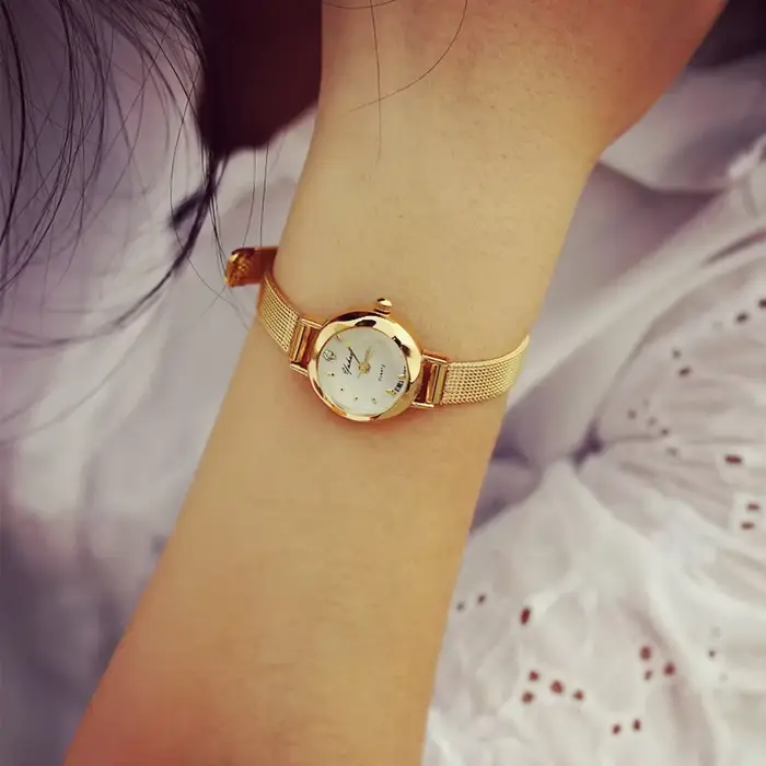 Montre-bracelet à Quartz en Acier Inoxydable Bracelet Maille Argentée Style Fashion Casual Occasions Spéciales Pour Femme