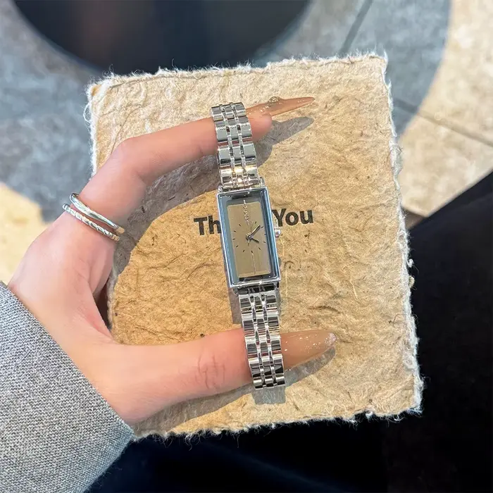 Montre rectangulaire en acier inoxydable pour femmes avec mouvement à quartz, résistante à l'eau, idéale pour toutes les occasions et cadeaux spéciaux
