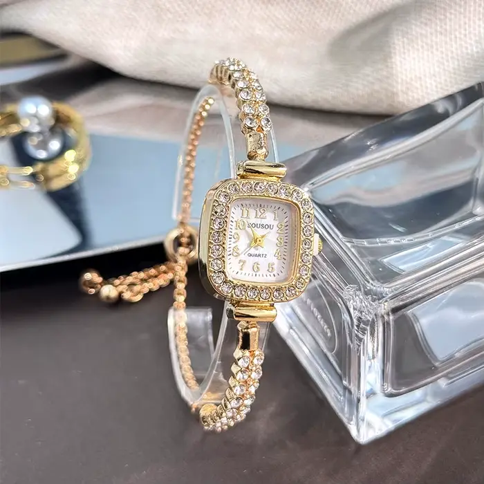 La nouvelle petite montre carrée pour femme comprend un bracelet en diamant à double rangée et des chiffres arabes