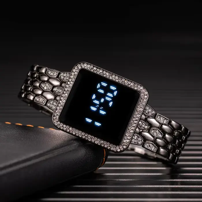 Montre numérique de luxe en alliage avec bracelet ajustable pour femmes, résistante à l'eau, idéale pour toutes les occasions