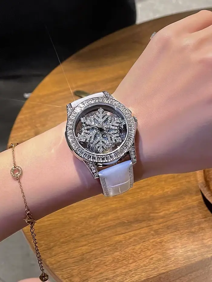 Nouvelle montre à quartz élégante pour femme en argent