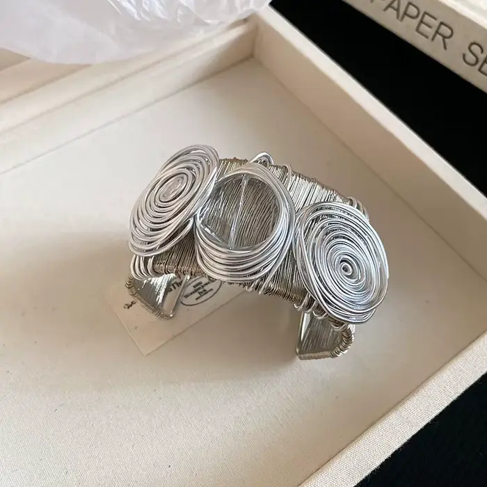 Bracelet large personnalisé haut de gamme en métal style européen et américain pour femmes occasions spéciales banquets
