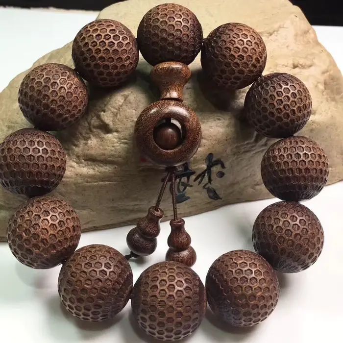 Bracelet en bois de santal doré