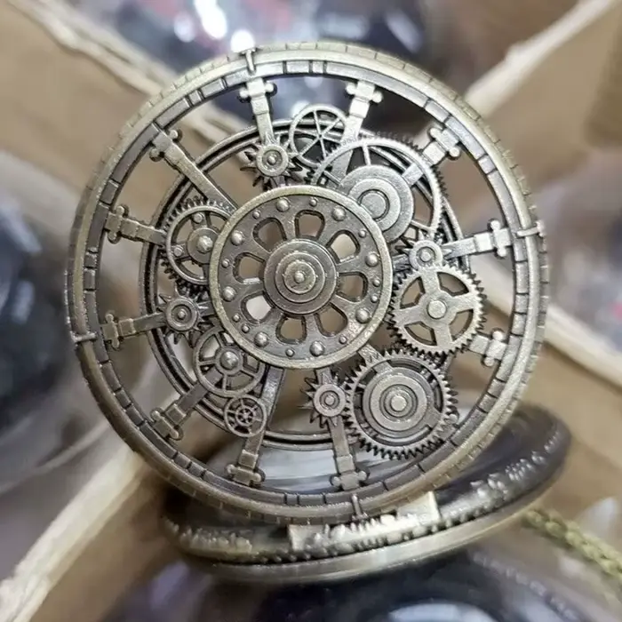 Montre de poche Steampunk en alliage de zinc design engrenage quartz avec chaîne pour homme et femme occasions spéciales vintage