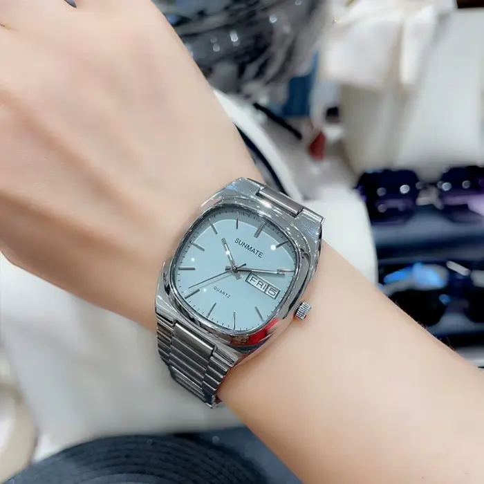 Montre à quartz pour homme avec mouvement Miyota, style rétro TV, et montre carrée pour femme avec bracelet en acier, étanche jusqu'à 30 mètres.