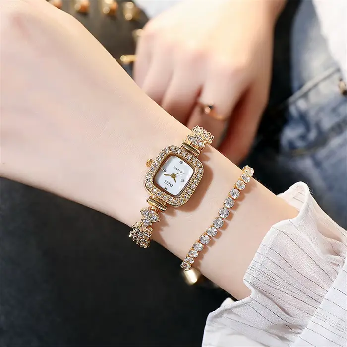 Montre de luxe en acier inoxydable pour femmes style mode et décontracté carré analogique avec boucle pour diverses occasions et cadeaux spéciaux