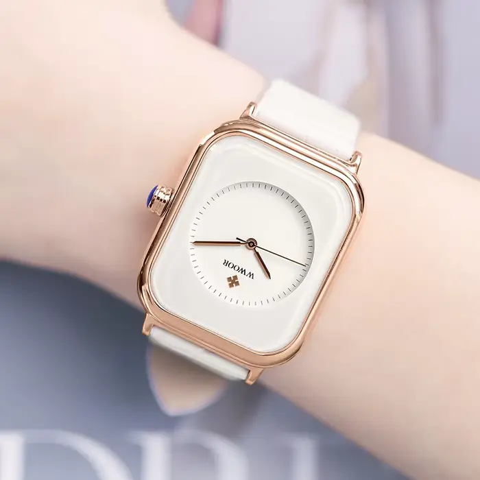 Montre bracelet rectangulaire en cuir blanc pour femmes résistante à l'eau et élégante pour diverses occasions sociales et quotidiennes