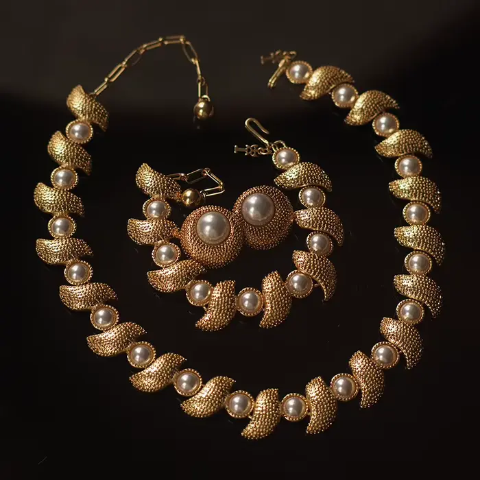 Italie Florence Ensemble de bijoux antiques Or 18 carats rempli de perles Mabe Filigrane Camée Brace