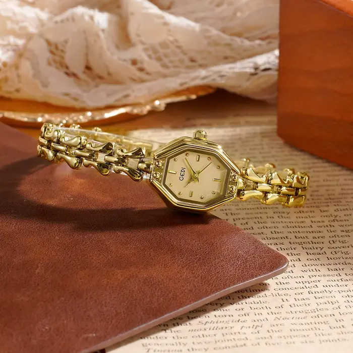 Montre rétro pour femme en alliage avec mouvement à quartz résistant à l'eau et options de couleurs café et multicolore