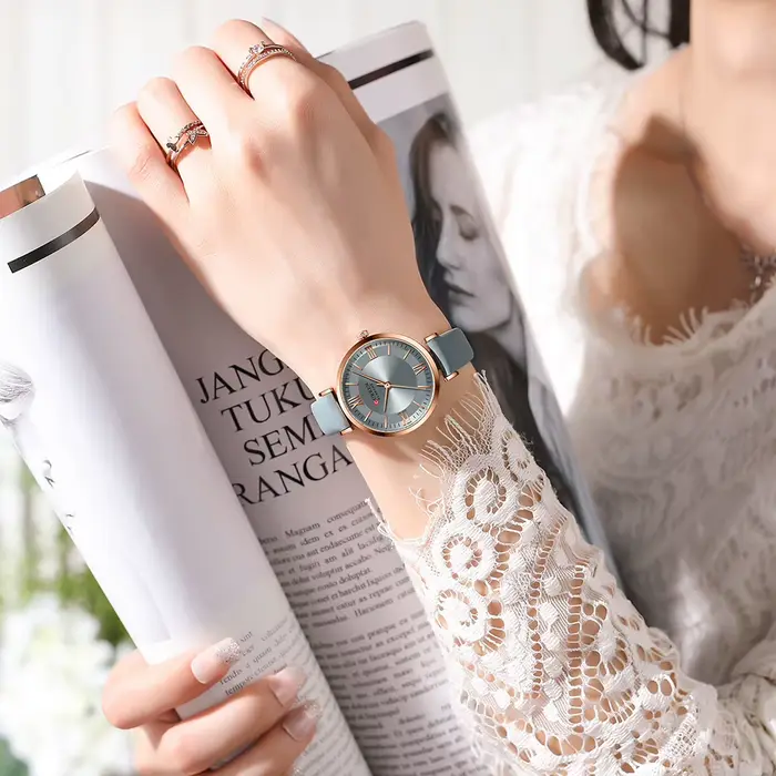 Montre Curren Quartz en cuir pour femme élégante avec multiple couleurs pour diverses occasions