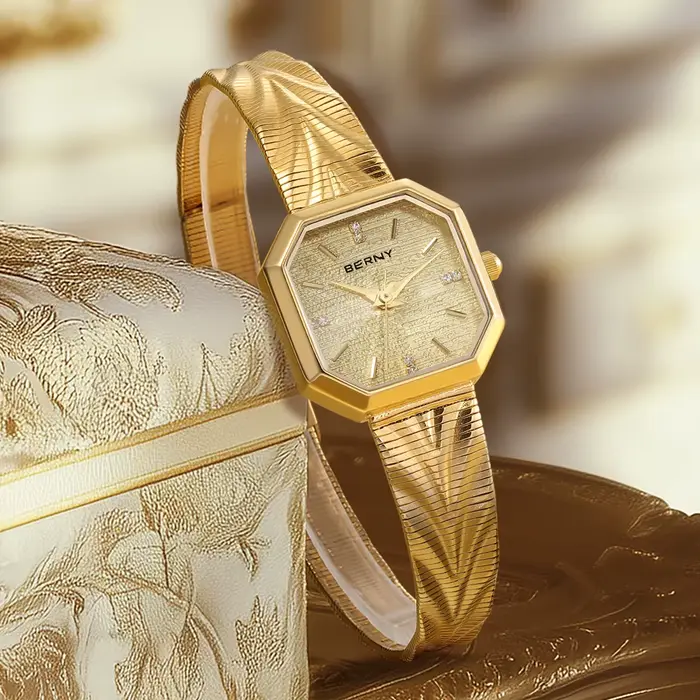 Montre dorée octogonale pour femme
