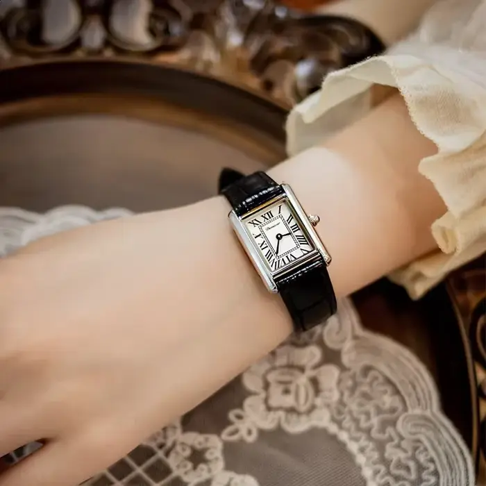 Montre rectangulaire pour femmes Simple rétro cuir romain tempérament affaires lumière luxe Niche dames montres Relógio Feminino