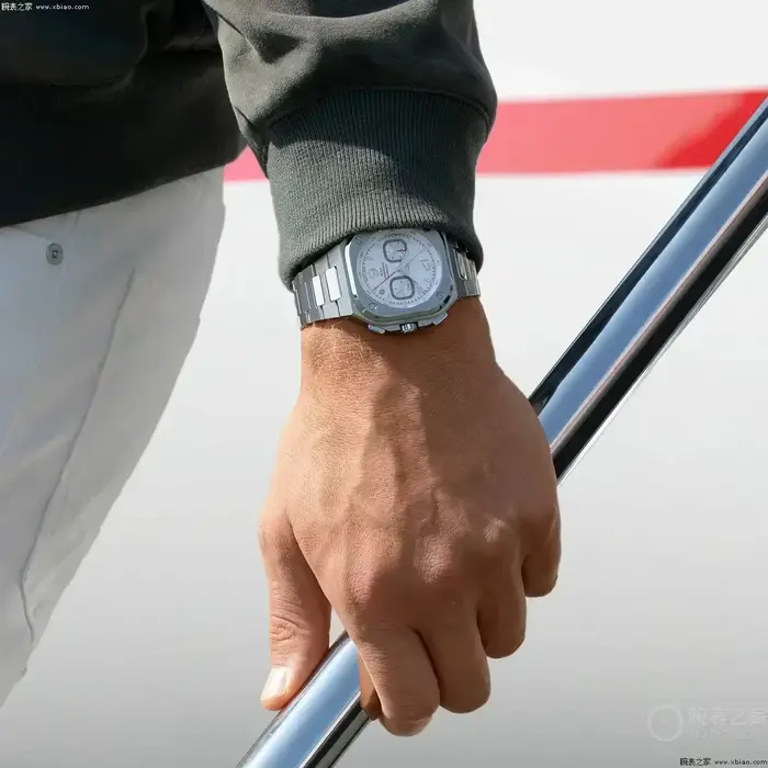 Montre de luxe en acier inoxydable XCL avec bracelet en silicone pour hommes style carré quartz élégante et étanche pour diverses occasions
