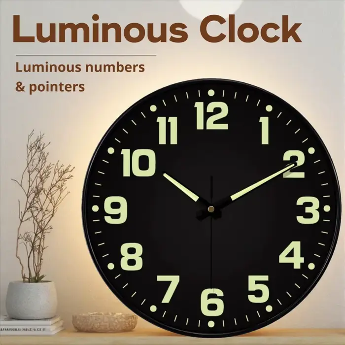 Horloge murale lumineuse dans la nuit sombre