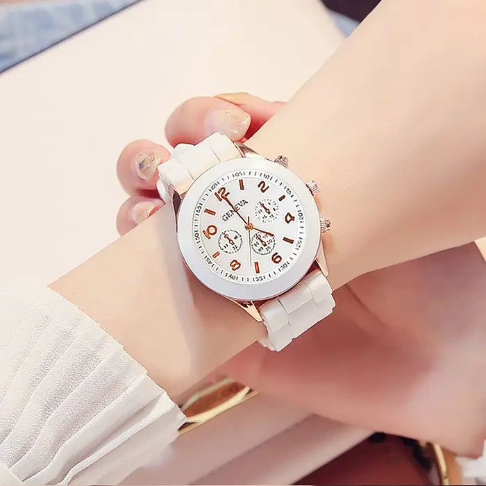 Montre à quartz en silicone blanc pour femmes