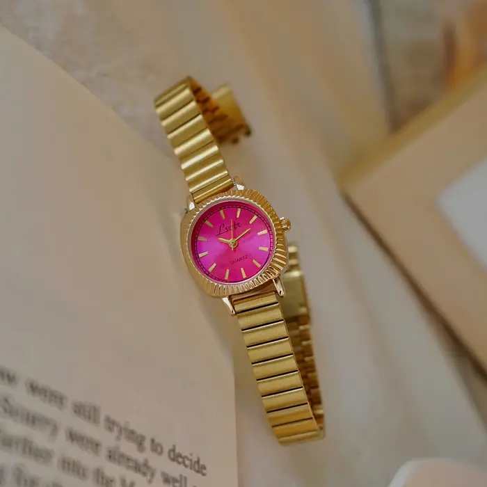 Montre pour femme en acier inoxydable doré style rétro et business décontracté pour toutes occasions spéciales